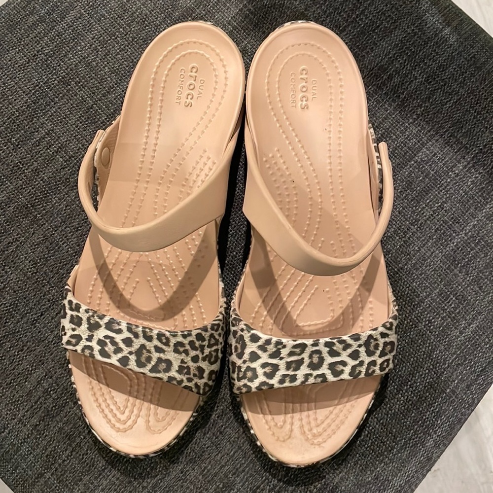 CROCS Cleo V Leopard Print Strap Sandal. Size 9